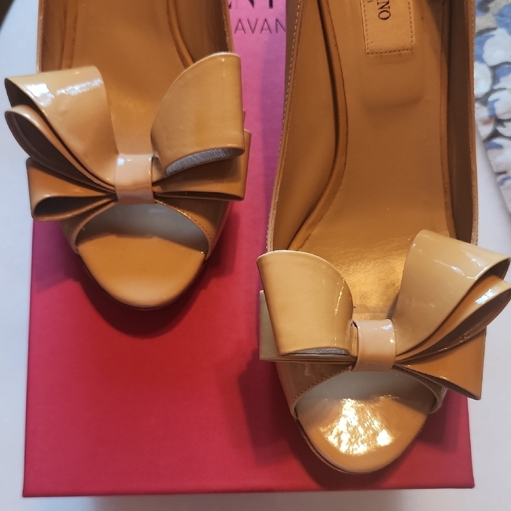 Valentino Nude Patent Leather Bow Pumps – Size 39 - Picture 9 of 9